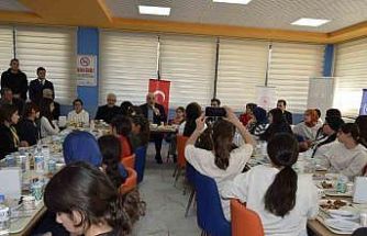 Vali Zorluoğlu, Dicle’de gençlerle buluştu