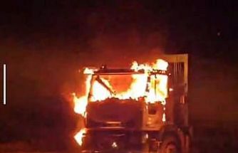 Van’da çöp kamyonu alev alev yandı