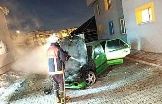 Van’da park halindeki otomobil yandı