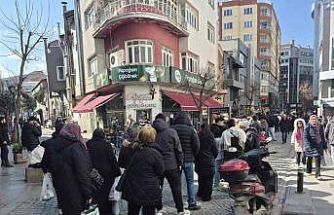 Vatandaşlar indirim için metrelerce kuyruk oluşturdu