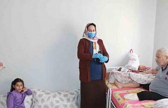 Vefakar gelin, 10 yıldır ayağı olmayan yatalak kayınpederine bakıyor