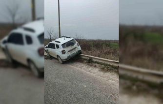 Virajı alamayan araç bariyerlere çıktı