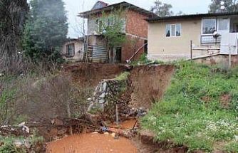 Yağmur sularıyla taşan dere, toprak kaymasına sebep oldu