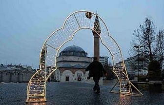 Yağmura rağmen dışarıda saf tuttular: 4 asırlık camide bayram namazı kıldılar