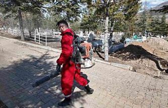 Yahyalı Belediyesi’nden bayram öncesi mezarlıklarda temizlik çalışması