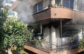 Yanan evden 4 yaşındaki yeğenini çıkarmak isterken yaralandı