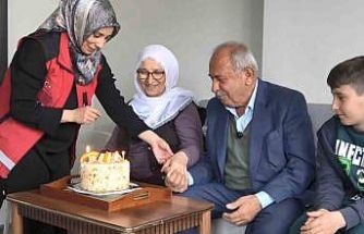 Yaşlı çift, çocukların getirdiği pasta ile Yaşlılar Haftası’nı kutladı