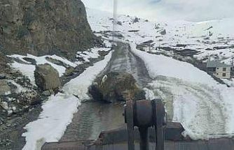 Yeni Mahalle yoluna düşen kayalar temizlendi