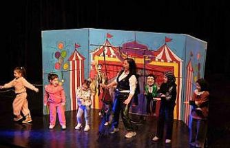 Yıldırımlı çocuklara kukla gösterisi