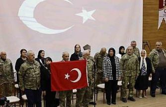 Yıllar sonra yeniden kamuflaj giyen yaşlılar, şiir okuyup duygu dolu anlar yaşadılar