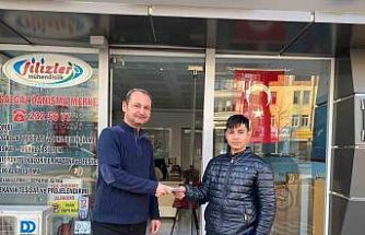 Yola savrulan parasını toplayan esnafı yapılan haberlerde görüp parasını teslim aldı