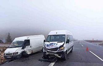 Yolcu minibüsü ile kamyonet çarpıştı: 7 yaralı