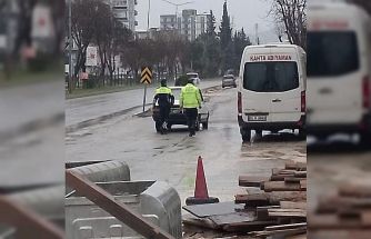 Yolda kalan araç sürücüsüne polislerden yardım