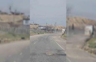 Yolda oluşan çukurlar sürücülere zor anlar yaşattı