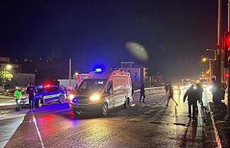 Yolun karşısına geçmek isteyen yaşlı kadına otomobil çarptı