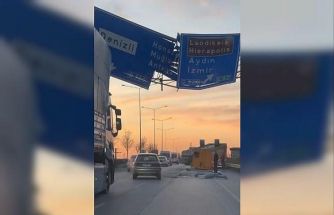 Yönlendirme tabelasına çarpan tırın dorsesi yola savruldu