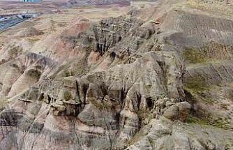 Yozgat’ta yağmur, kar ve rüzgarın şekillendirdiği tepe dron kamerasıyla görüntülendi