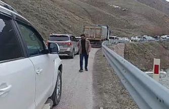 Yüksekova-Van kara yolunda heyelan ulaşımı aksattı