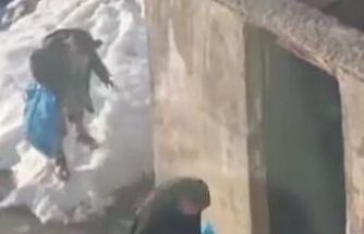 Yüksekova’da çocukların sular altında kalan yollarda şeker mesaisi