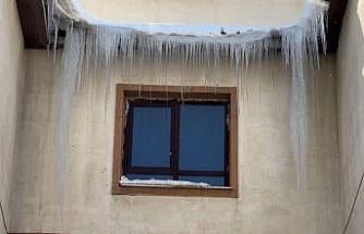 Yüksekova’da dondurucu soğuklar: Buz sarkıtlarının boyu 1 metreyi aştı