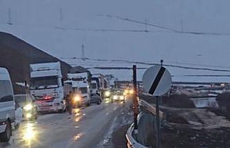 Yüksekova’da heyelan karayolunu yuttu, ilçenin çevre illerle ulaşımı kesildi