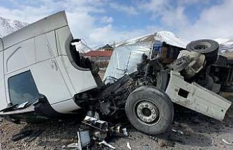 Yüksekova’da İran plakalı tır devrildi: 1 yaralı