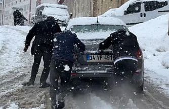Yüksekova’da kar yağışı etkisini arttırdı, araçlar rampada mahsur kaldı