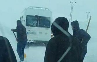 Yüksekova’da tipide yolda mahsur kalan vatandaşlar kurtarıldı