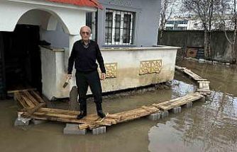 Yüksekova’da Venedik çilesi: Evlere giriş tahtadan köprülerle sağlanıyor