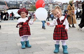 23 Nisan’da çocuklar kırmızı beyaz renklerle sahne aldı