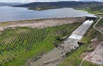 25 yıl sonra gerçekleşen tarihi anlara tanıklık etmek isteyen vatandaşlar, baraj kapaklarının açıldığı anları meraklı gözlerle izledi