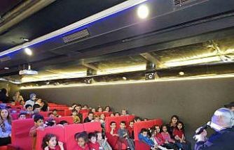 300 öğrenci tırda sinemayla buluştu