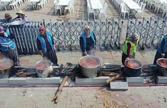 71 mahalleden kadınlar 71 kazanda yemek yaptı, binlerce kişiye ikram etti