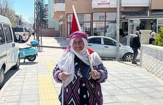 75 yaşındaki Satı teyzenin bayrak sevgisi