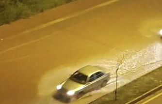 Adana’da şiddetli yağmur cadde ve sokakları göle çevirdi