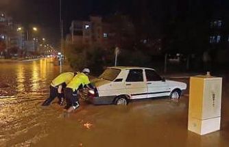 Adıyaman’da kuvvetli yağış sele neden oldu, araçlar mahsur kaldı