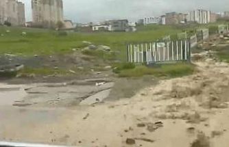 Afetin ortasında tehlikeli oyun: Çocuklar sel sularında oynadı