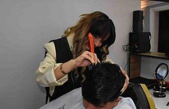 Afyonkarahisar’da erkek berberi kadın, üç yıldır müşterilerine hizmet veriyor