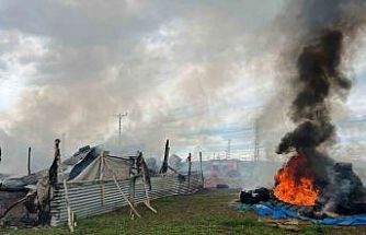 Ağıl ve saman balyaları alev alev yandı