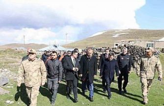 Ağrı Valisi Önder Bozkurt deprem bölgesinde
