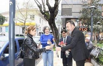 Ağrılılardan Manisa sokaklarında 404 karanfille kutlama