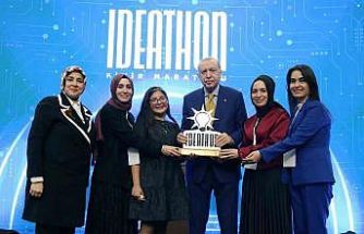 AK Parti Karşıyaka Kadın Kolları, ödülünü Cumhurbaşkanı Erdoğan’dan aldı