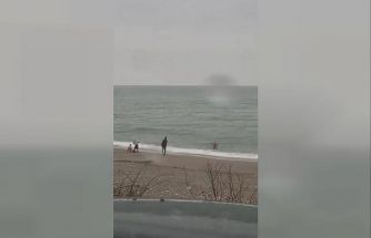 Akçakoca’da yağmura ve soğuk havaya rağmen denize girdiler