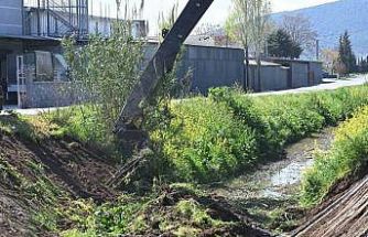 Akhisar’da 5 kilometrelik dere hattı temizleniyor