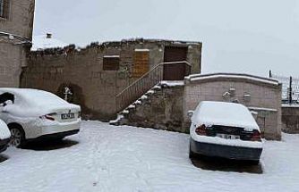 Aksaray’ın Güzelyurt ilçesi, çiçek açmış meyve ağaçları ve yağan karla ilçe beyaza büründü