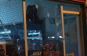 Alacak-verecek kavgası kanlı bitti: İş yerini uzun namlulu silahla taradılar, 4 kişi yaralandı