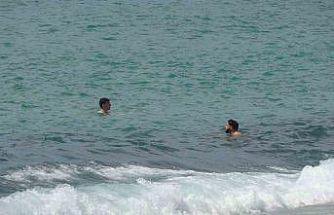 Alanya’da erken yaz görüntüleri: 21 dereceyi gören denize koştu