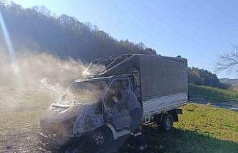 Alaplı’da seyir halindeki kamyonet yandı