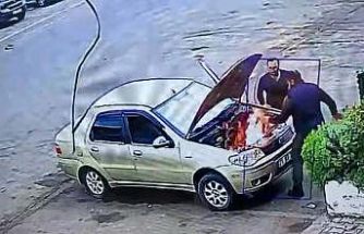 Alev alan otomobili üfleyerek söndürmeye çalıştı: O anlar kamerada