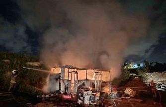 Alevlere teslim olan konteyner ve minibüs kullanılmaz hale geldi